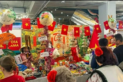 Traditional handicrafts and culturally distinctive souvenirs of Vietnam at the fair (Photo: VNA)