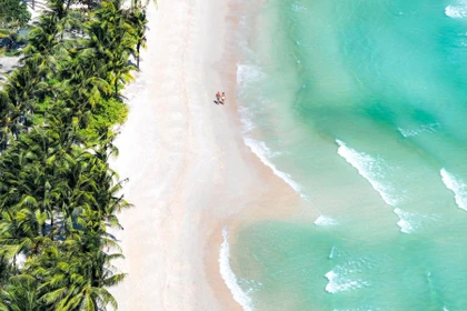 The smooth, velvety white sand of Kem Beach vividly illustrates Pantone’s “Cloud Dancer” shade for 2026 (Photo: Fabl Belek) 