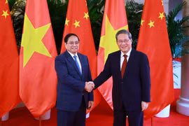 Prime Minister Pham Minh Chinh (left) and Chinese Premier Li Qiang at their meeting in Tianjin on June 24 (Photo: VNA)