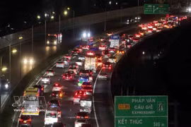 Vehicles head to the centre of Hanoi with difficulty at the end of Phap Van – Cau Gie Expressway on February 21 evening. (Photo: VNA)