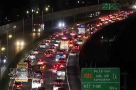 Vehicles head to the centre of Hanoi with difficulty at the end of Phap Van – Cau Gie Expressway on February 21 evening. (Photo: VNA)