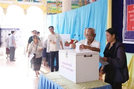 Lao voters cast ballots at Polling Station No. 23 of Constituency No. 1 at Sibounheuang Pagoda in Chanthabuly district, Vientiane, on February 22. (Photo: VNA)