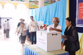 Lao voters cast ballots at Polling Station No. 23 of Constituency No. 1 at Sibounheuang Pagoda in Chanthabuly district, Vientiane, on February 22. (Photo: VNA)