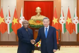 Party General Secretary To Lam (right) receives Burundian President Evariste Ndayishimiye in Hanoi on April 4, 2025 as part of the latter's official visit to Vietnam. (Photo: VNA)