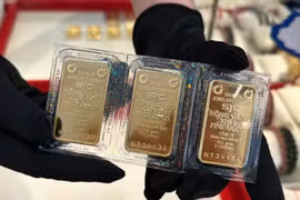 Eligible banks and enterprises will soon be permitted to import raw gold and produce bullion. (Photo: VNA)