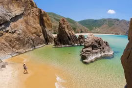 Ky Co beach is currently one of the "hottest" tourist destinations, chosen by many visitors to explore during their holidays with family and friends. (Photo: vietnamtourism.gov.vn)