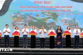 Officials cut the ribbon to kick off a series of activities of the festival on September 19. (Photo: VNA)