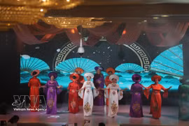 An Ao Dai show held in Prague, the Czech Republic, in May 2026 (Photo: VNA)