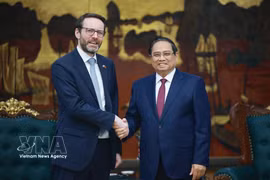 Prime Minister Pham Minh Chinh receives UK Ambassador to Vietnam Iain Frew in Hanoi on April 6. (Photo: VNA)