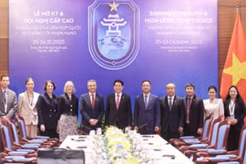 Vietnamese President Luong Cuong (centre), Australian Assistant Minister Matt Thistlethwaite (fifth from left) and officials at the reception in Hanoi on October 25 (Photo: VNA)