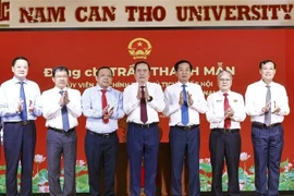 NA Chairman Tran Thanh Man (centre), officials, and leaders of the Nam Can Tho University at the meeting on January 22 (Photo: VNA)