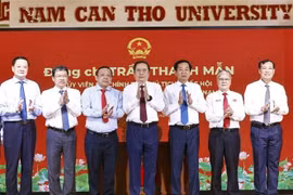 NA Chairman Tran Thanh Man (centre), officials, and leaders of the Nam Can Tho University at the meeting on January 22 (Photo: VNA)