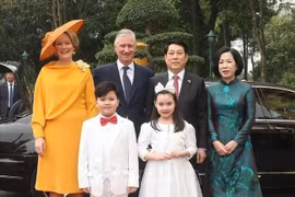 State President Luong Cuong and his spouse together with King Philippe and Queen Mathilde pose for a photo with Vietnamese children at the welcome ceremony in Hanoi on April 1. (Photo: VNA)