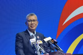 Malaysian Minister of Investment, Trade, and Industry Tengku Datuk Seri Zafrul Abdul Aziz speaks at the October 24 press conference following the 26th meeting of the ASEAN Economic Community Council (AECC) and the AECC special meeting on ASEAN Digital Economy Framework Agreement (DEFA). (Photo: VNA)