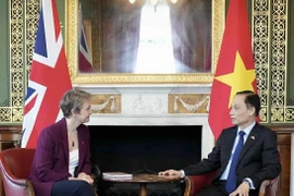 Vietnamese Minister of Foreign Affairs Le Hoai Trung (right) and British Secretary of State for Foreign, Commonwealth and Development Affairs Yvette Cooper at their meeting in London on October 30, 2025. (Photo published by VNA)