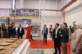 Visitors to a booth at BIFA WOOD Vietnam 2025 (Photo: VNA)