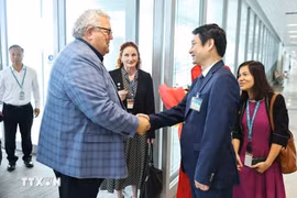 Speaker of the New Zealand House of Representatives Gerry Brownlee (left) is welcomed by Deputy Minister of Foreign Affairs Le Anh Tuan at Noi Bai International Airport on August 27 morning. (Photo: VNA)