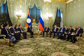 The talks between Lao President Thongloun Sisoulith and Russian President Vladimir Putin (Photo published by VNA)