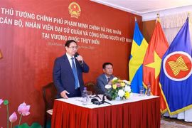 PM Pham Minh Chinh speaks at the meeting with staff of the Vietnamese Embassy and representatives of the Vietnamese community in Sweden on June 11. (Photo: VNA)