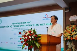 Director of Bach Mai Hospital Dao Xuan Co speaks at the symposium on August 16. (Photo: VNS/VNA)