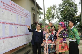 The head of Polling Team No. 5 in Quy Mong commune, Lao Cai province, introduces the list of candidates to local residents. (Photo: VNA)