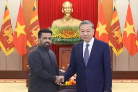 General Secretary of the Communist Party of Vietnam Central Committee To Lam (right) receives Sri Lankan President Anura Kumara Dissanayaka on May 4. (Photo: VNA)