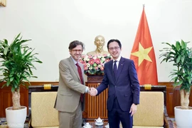 Deputy Minister of Foreign Affairs Do Hung Viet (right) and Colombian Vice Minister of Foreign Affairs for Multilateral Affairs Mauricio Jaramillo Jassir at their meeting in Hanoi on April 16. (Photo: baoquocte.vn)