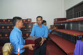 The remains are placed at the martyrs’ remains storage house at Hill 82 Martyrs’ Cemetery in Tan Bien commune, Tay Ninh province, before the re-burial ceremony. (Photo:VNA)