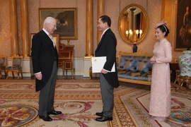 Vietnamese Ambassador to the UK Do Minh Hung presents his credentials to King Charles III. (Photo: Royal Household of the UK)