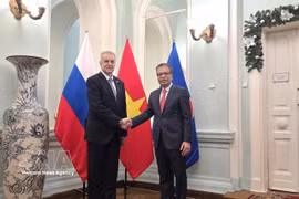 Vietnamese Ambassador to Russia Dang Minh Khoi (right) and Evgeny Grigoriev, Chairman of the Committee for External Relations of Saint Petersburg, at their meeting on February 17, 2026 (Photo: VNA)