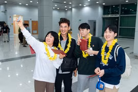 Korean passengers take a selfie after arriving at Phu Quoc International Airport on January 1, 2026. (Photo: Sun Group)