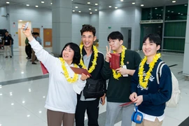 Korean passengers take a selfie after arriving at Phu Quoc International Airport on January 1, 2026. (Photo: Sun Group)