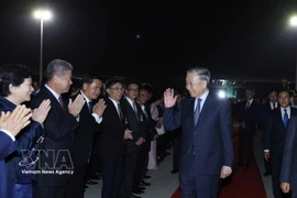 Party General Secretary To Lam bids farewell to Cambodian officials at Techo International Airport on February 6 evening. (Photo: VNA)