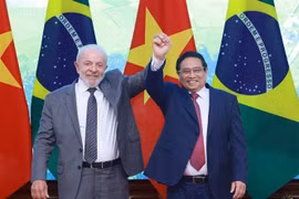 Prime Minister Pham Minh Chinh (right) and Brazilian President Luiz Inacio Lula da Silva at their meeting in Hanoi on March 28 (Photo: VNA)