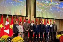 Vietnamese Ambassador to Canada Ambassador Pham Vinh Quang (centre) and officials and parliamentarians of Canada pose for a photo at the ceremony. (Photo: VNA)