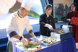 Cooks perform the making of cha muc (squid cake) at the opening ceremony of the Quang Ninh Food Festival 2024 on December 26. (Photo: baoquangninh.vn)