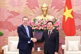 Vice Chairman of the National Assembly Nguyen Khac Dinh (R) and Chairman of the Brazil – Vietnam Parliamentary Friendship Group Marcio Honaiser in Hanoi on August 18 (Photo: VNA)