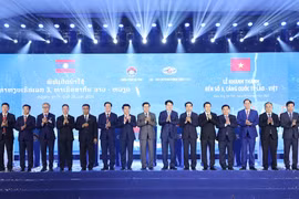 President of Vietnam Luong Cuong (10th from left), Party General Secretary and President of Laos Thongloun Sisoulith (ninth from left), and officials of the two countries at the inauguration ceremony of Wharf No. 3 of Lao - Viet International Port on April 28 (Photo: VNA)