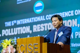 Prof. Hoang Chung Tham of Auburn University addresses the conference. (Photo: ICISE)