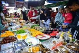 Consumers shop at a market in Narathiwat province of Thailand. (Photo: AFP/VNA)