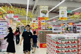 Consumers shop at a supermarket in Hanoi. (Photo: VNS/VNA)