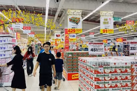 Consumers shop at a supermarket in Hanoi. (Photo: VNS/VNA)