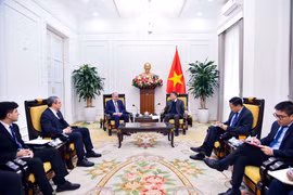 The meeting between Permanent Deputy Minister of Foreign Affairs Nguyen Minh Vu (right) and the delegation of the New Azerbaijan Party in Hanoi on January 26. (Photo: Ministry of Foreign Affair)