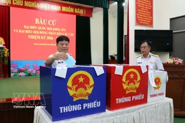 Voters cast their ballots at Polling Station No. 1 at the headquarters of Naval Flotilla 129 in Phuoc Thang ward, Ho Chi Minh City, on February 26 morning. (Photo: VNA)