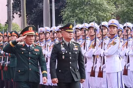 Chief of the General Staff of the Vietnam People’s Army and Deputy Minister of National Defence Gen. Nguyen Tan Cuong (left) and Chief of Defence Forces of Thailand Gen. Songwit Noonpackdee review the guard of honour at the welcome ceremony in Hanoi on July 4. (Photo: VNA)