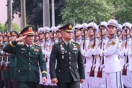 Chief of the General Staff of the Vietnam People’s Army and Deputy Minister of National Defence Gen. Nguyen Tan Cuong (left) and Chief of Defence Forces of Thailand Gen. Songwit Noonpackdee review the guard of honour at the welcome ceremony in Hanoi on July 4. (Photo: VNA)