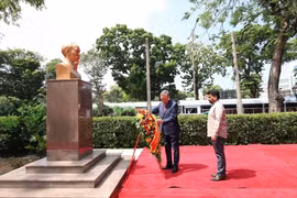 General Secretary of the Communist Party of Vietnam Central Committee and President of Vietnam To Lam (left) and Sri Lankan President Anura Kumara Dissanayake lay flowers in tribute to late President Ho Chi Minh at the Colombo Public Library on May 8. (Photo: dangcongsan.org.vn)