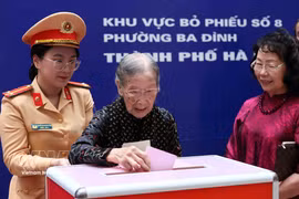 Doan Thi Thuan, a 101-year-old voter, casts her ballot at Polling Station No. 8 in Ba Dinh ward, Hanoi, on March 15. (Photo: VNA)