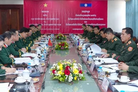 The talks between a delegation from the Department of Political Education under the General Department of Politics of the Vietnam People’s Army and its Lao counterpart in Vientiane on November 10 (Photo: VNA)