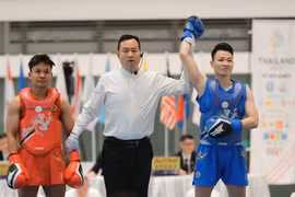 Wushu athlete Nguyen Thi Thu Thuy (blue) wins the gold medal in the women’s 60kg sanda final on December 15. (Photo: VNA)